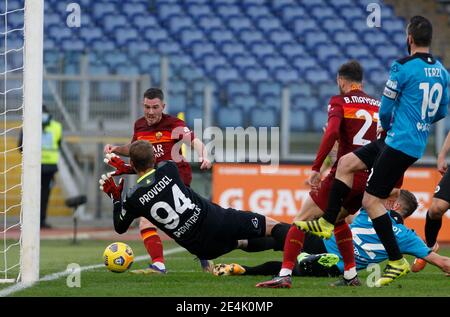 Roma, Italia. 23 gennaio 2021. Jordan Veretout di Roma, in alto a sinistra, calcia la palla mentre viene sfidato dal portiere di Spezia Ivan Provedel durante la Serie Italiana, una partita di calcio tra Roma e Spezia allo Stadio Olimpico. Credit: Riccardo De Luca - Update Images/Alamy Live News Foto Stock