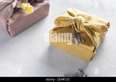 Regali Furoshiki. Confezione regalo in plastica fatta a mano Foto Stock