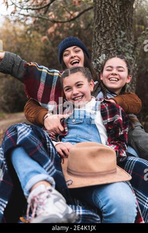 Ritratto di tre sorelline sorridenti nel paesaggio autunnale Foto Stock