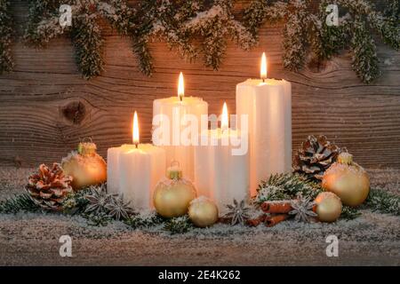 Decorazione naturale dell'avvento con 4 candele che bruciano Foto Stock