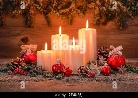 Decorazione naturale dell'avvento con 4 candele che bruciano Foto Stock
