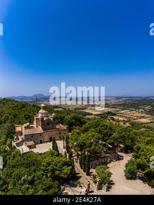 Spagna, Isole Baleari, Petra, Elicotteri vista del cielo azzurro chiaro sopra il Santuario di Bonany in estate Foto Stock