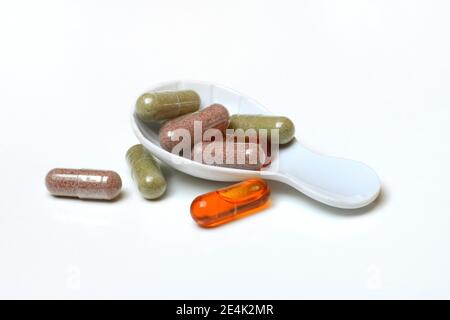 Capsule in cucchiaio di porcellana, acidi grassi Omega-3, vitamine, capsule di olio di pesce Foto Stock