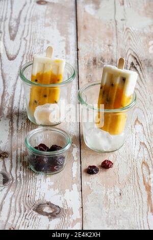 Popsicle fatte in casa con mango e frutto della passione Foto Stock