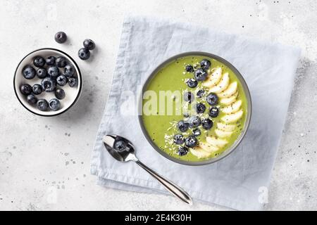 ciotola per frullato di tè verde matcha con banana, latte di mandorle, mirtilli Foto Stock
