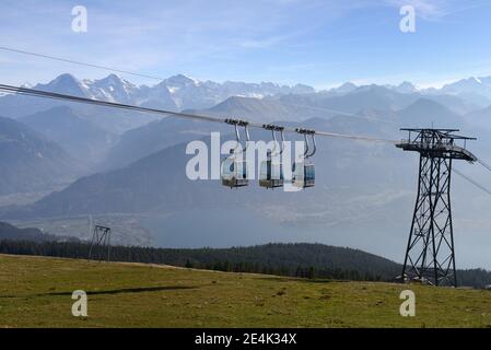 Cabine della Niederhornbahn, impianti di risalita, funivia, funivie aeree, vista su Eiger, Moench e Jungfrau, Alpi Emmentali, Oberland Bernese Foto Stock