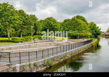 Galway, provincia di Connacht, Irlanda. 11 giugno 2019. Passerella pedonale con rampe e recinzioni in metallo nel Millennium Children's Park sull'isola di N Foto Stock