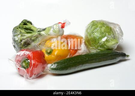 Verdure in confezione di plastica, cetriolo Foto Stock