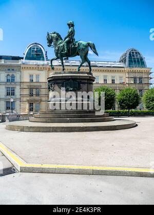 Austria, Vienna, statua equestre dell'arciduca Alberto di fronte al museo Albertina Foto Stock