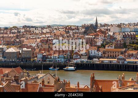 Vista aerea del paesaggio urbano contro il cielo nuvoloso nella giornata di sole, Whitby, Yorkshire, Regno Unito Foto Stock