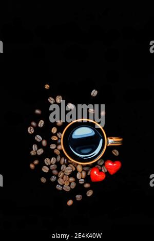 Caffè in tazza, chicchi di caffè, cuori rossi, caffè arabica Foto Stock