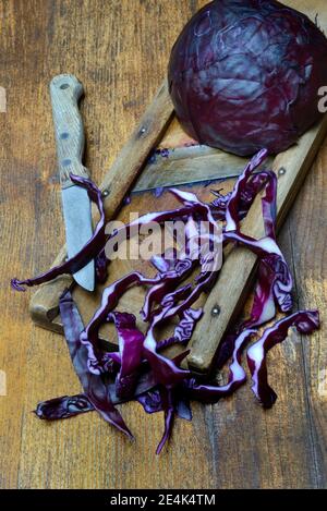 Cavolo rosso su grattugia, Brassica oleracea var. Rubra Foto Stock