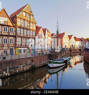 Storiche case mercantili e magazzini al porto anseatico con la nave a vela Willi, Città Vecchia, Stade, bassa Sassonia, Germania Foto Stock