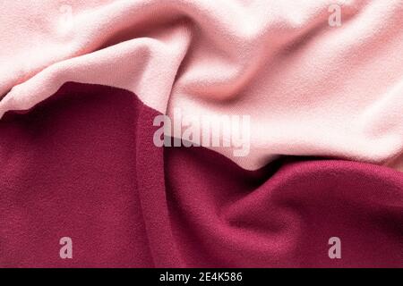 tessuto lavorato a maglia rosa e bordeaux con pieghe. Maglieria di moda Foto Stock
