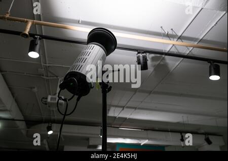 Studio luminoso bounce illuminazione sul soffitto in camera Foto Stock