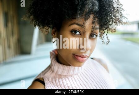 Primo piano di bella donna con capelli afro Foto Stock