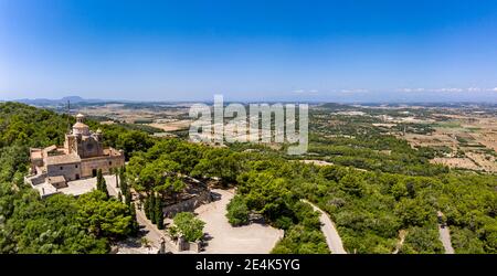 Spagna, Isole Baleari, Petra, Elicotteri vista del cielo azzurro chiaro sopra il Santuario di Bonany in estate Foto Stock