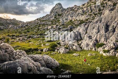 Donna escursioni nel paesaggio roccioso Foto Stock