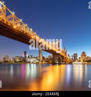 USA, New York, New York City, ed Koch Queensboro Bridge illuminato di notte Foto Stock