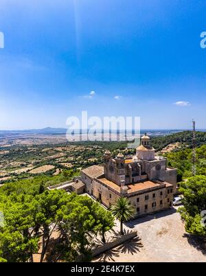 Spagna, Isole Baleari, Petra, Elicotteri vista del cielo azzurro chiaro sopra il Santuario di Bonany in estate Foto Stock