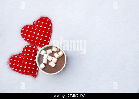 vista dall'alto della tazza monouso con cacao e due rossi cuore Foto Stock