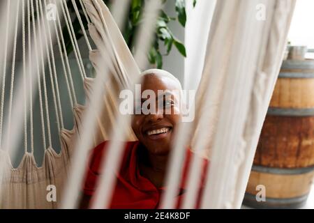 Donna sorridente rilassante in amaca Foto Stock