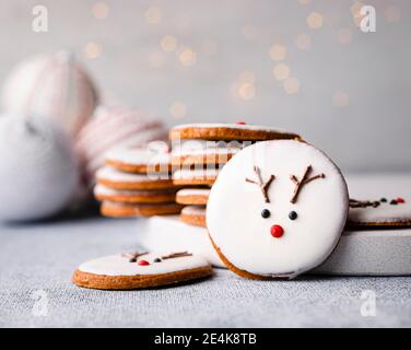 Biscotti di Natale fatti in casa con decorazione di renna Foto Stock