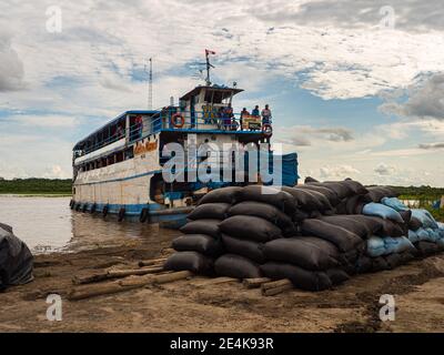 Rio delle Amazzoni, Perù - 04 dicembre 2018: Vista della barca lenta 'Victor Manuel' nel piccolo porto sul fiume Amazzonia. Amazzonia. America del Sud Foto Stock