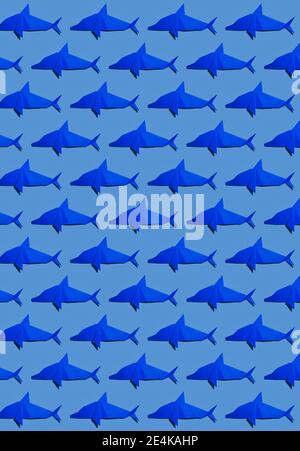 Origami di Delfino disposti su sfondo blu Foto Stock