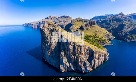 Idilliaco colpo di Maiorca, Torrent De Pareis, Sierra De Tramuntana, Isole Baleari, Spagna contro il cielo limpido Foto Stock