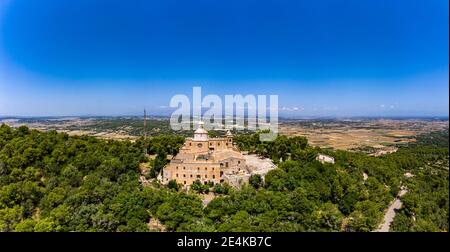 Spagna, Isole Baleari, Petra, Elicotteri vista del cielo azzurro chiaro sopra il Santuario di Bonany in estate Foto Stock