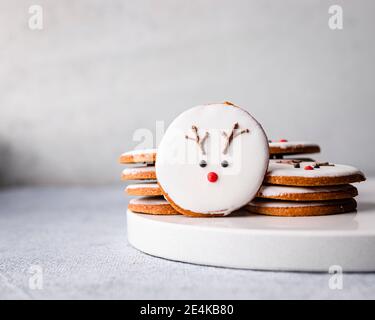 Biscotti di Natale fatti in casa con decorazione di renna Foto Stock