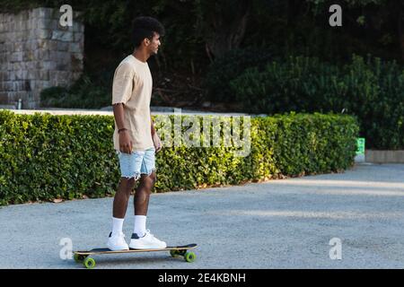 Skateboard per giovani su strada nel parco Foto Stock