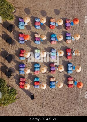 Vista aerea di file di ombrelloni e sedie a sdraio sulla vuota spiaggia di Kuta, Bali, Indonesia Foto Stock