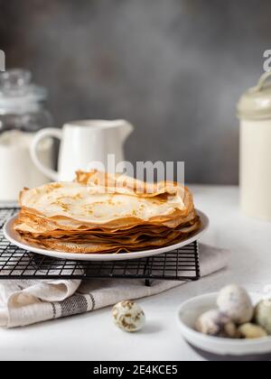 un mucchio di crepes sottile, frittelle dolci. colazione fatta in casa Foto Stock