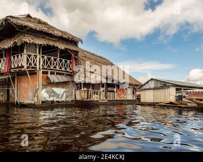 Belen, Perù - maggio 2016: Case galleggianti in legno e case su palafitte nella pianura alluvionale del fiume Itaya, la parte più povera di Iquitos - Belén. Venezia Foto Stock