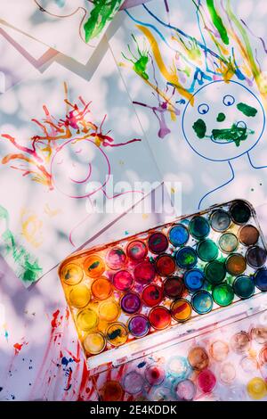 Primo piano di dipinti con la tavolozza dell'artista sul tavolo Foto Stock