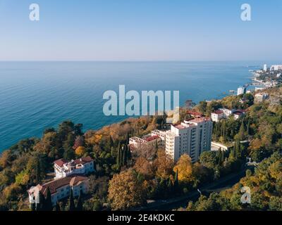Russia, Krasnodar Krai, Sochi, vista aerea del bordo della città costiera in autunno con chiara linea d'orizzonte sul Mar Nero sullo sfondo Foto Stock