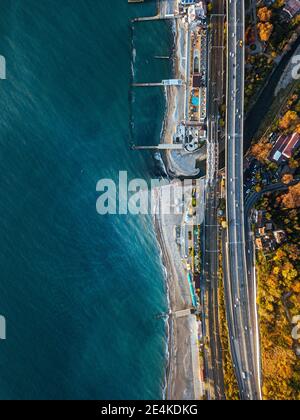 Russia, Krasnodar Krai, Sochi, Vista aerea del traffico su autostrada costiera Foto Stock