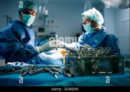 Chirurghi ortopedici maschi che operano in pronto soccorso presso l'ospedale Foto Stock