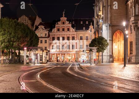 Germania, Erfurt, Fischmarkt con il municipio di notte Foto Stock