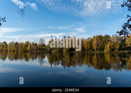 Vista panoramica del lago calmo da alberi contro il cielo in foresta Foto Stock