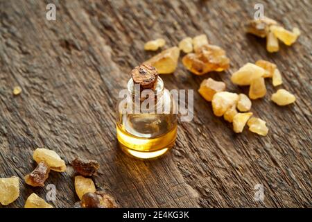Bottiglia d'olio essenziale con resina di incenso Foto Stock