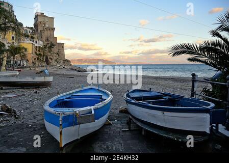 Vista all'alba delle barche nel piccolo porto di Cetara, cittadina sulla costa della Campania. Foto Stock