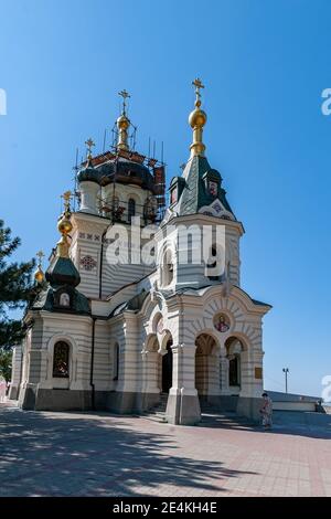 Chiesa della Risurrezione di Cristo a Foros, Crimea. Vista mozzafiato del tempio su una scogliera a strapiombo sul mare. Foto Stock