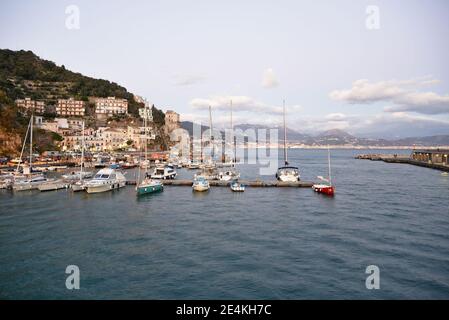 Vista all'alba delle barche nel piccolo porto di Cetara, cittadina sulla costa della Campania. Foto Stock