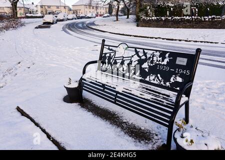 Panchine commemorative nella neve, 2021 gennaio, Pentyrch vicino Cardiff, Galles del Sud Foto Stock