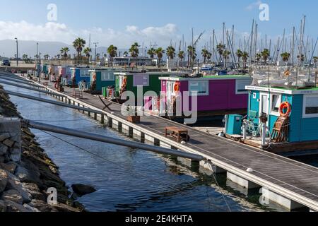 La linea de la Concepcion, Spagna - 22 gennaio 2020: Case galleggianti colorate nel porticciolo vicino a Gibilterra Foto Stock