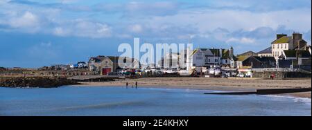 Lyme Regis, Dorset, Regno Unito. 24 gennaio 2021. Regno Unito tempo: Una giornata luminosa, soleggiata e fredda presso la località balneare di Lyme Regis. La gente del posto può godersi una passeggiata fredda lungo la spiaggia quasi deserta durante il terzo blocco nazionale. Credit: Celia McMahon/Alamy Live News Foto Stock