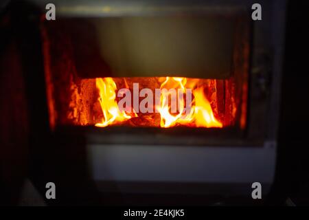 Stufa di combustibile con carboni che bruciano. Riscaldamento della casa in inverno. Foto Stock